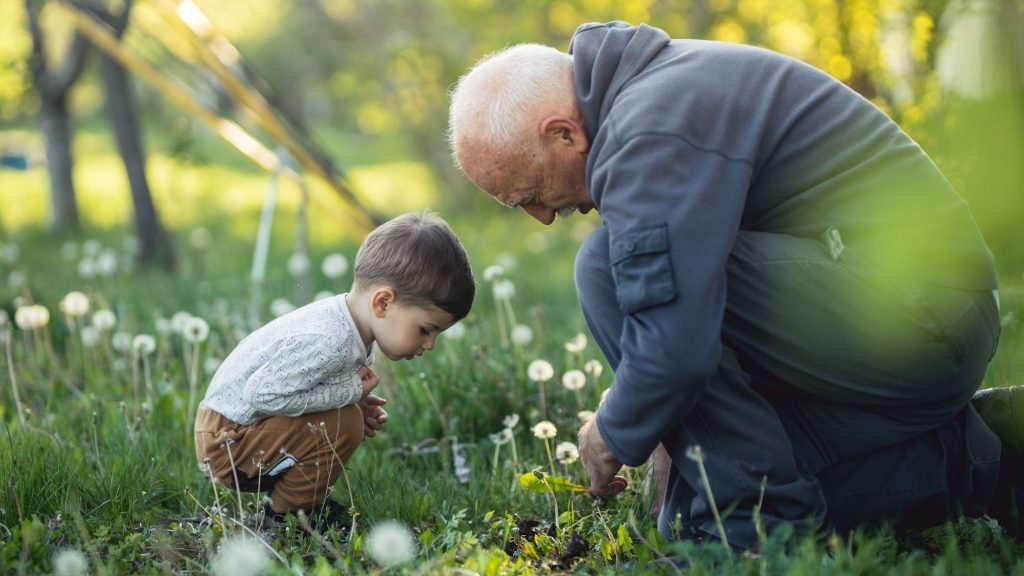 Oldefar Birger med vesle Hilding, eller var det omvendt? Illustrasjonsfoto: iStock