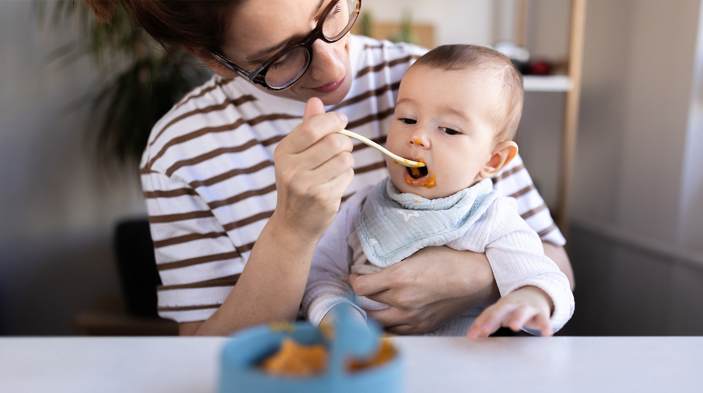 Det er ikke uvanlig at babyen trenger litt tid på å øve seg i å spise fast føde. Illustrasjonsfoto: iStock