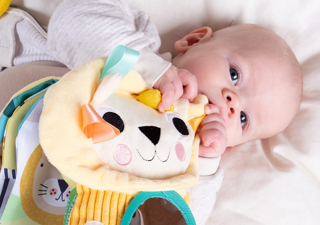 Goboken - en baby på tre-fire måneder vil forsøke å smake på boken. Det er en naturlig del av leseopplevelsen.