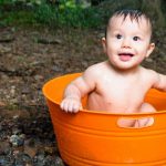 baby-in-tub-bathing-picture-id476489581